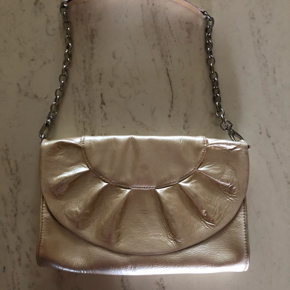 CREAM PATENT LEATHER SHOULDER BAG BY BAEKGAARD